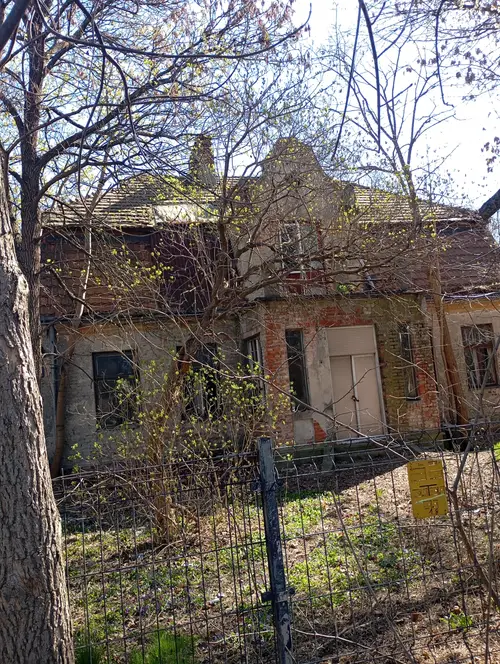 Opuszony pałacyk - zdjęcie 9/9