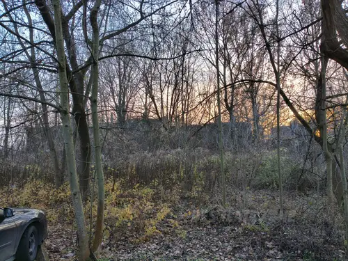 Opuszczony blok obok kładki z wagonami - photo 1/17