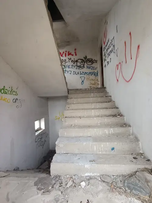 Opuszczony niedokończony dom - zdjęcie 5/13