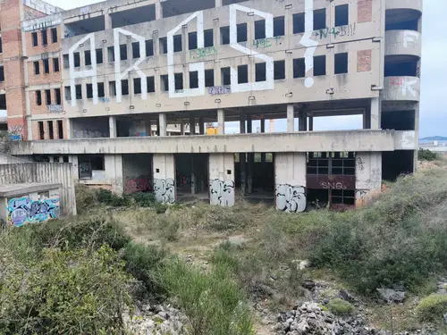 Duży niedokończony budynek koło portu Zadar - zdjęcie 7/47