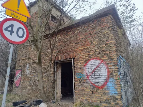 Opuszczone budynki pkp - zdjęcie 1/8