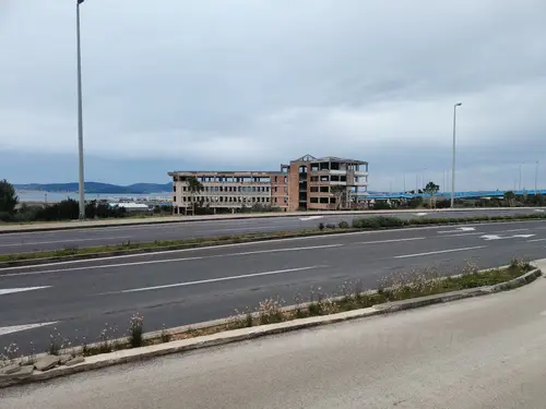 Duży niedokończony budynek koło portu Zadar - zdjęcie 2/47
