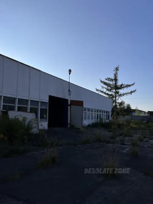 Opuszczona fabryka manekinów i rekwizytów reklamowych - photo 97/137