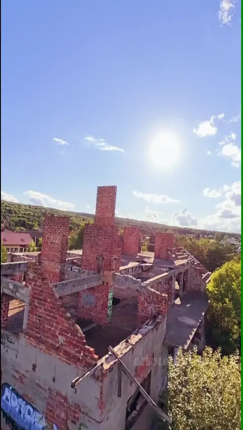 BUDYNEK PRZY DRODZE - zdjęcie 1/4