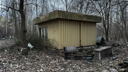 Stróżówka dawnego złomowiska samochodów