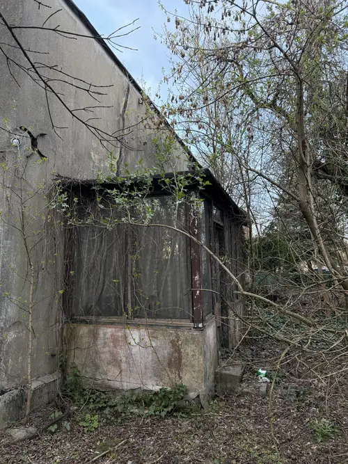 Opuszczony dom z samochodami - photo 6/7