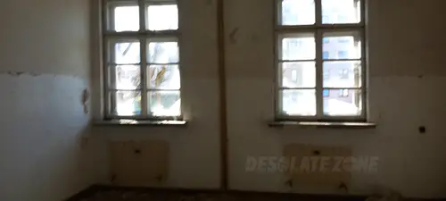 Opuszczona przychodnia wojskowa.