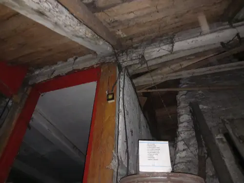 Opuszczony domek w dywitach - zdjęcie 5/21