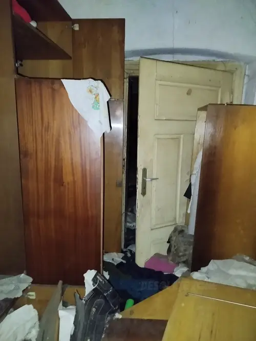 Kamienica z kupą wyposażenia