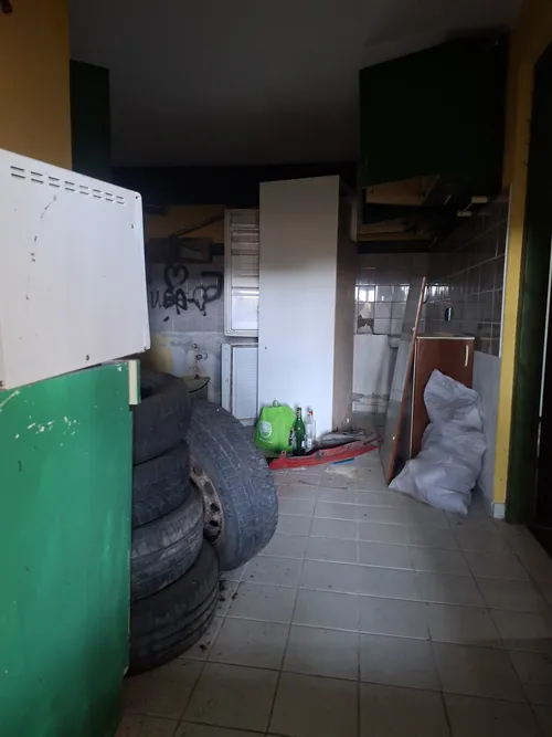 dwa opuszczone domki