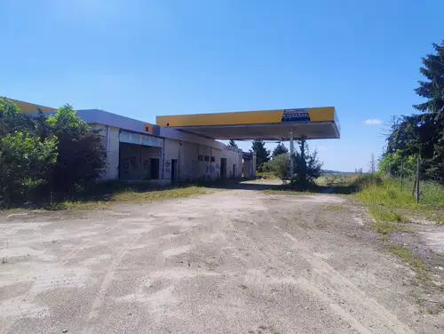 Opuszczona stacja benzynowa i McDonald's