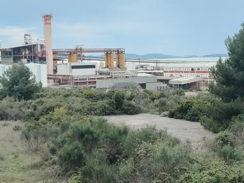 Duży niedokończony budynek koło portu Zadar - zdjęcie 45/47