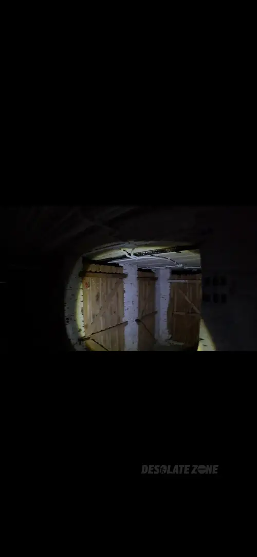 Zewnętrzne wejście do piwnicy pod blokiem - zdjęcie 8/11