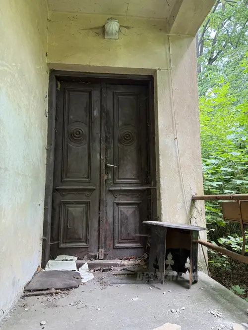 Opuszczony żółty dom - photo 1/4