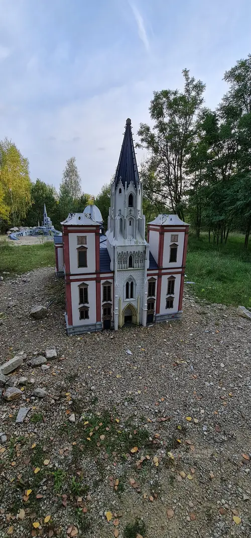 Opuszczony Park Miniatur Sakralnych Złota Góra w Częstochowie - photo 3/53
