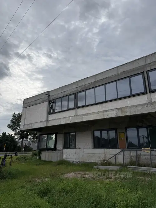 Niedokończony budynek - zdjęcie 1/4
