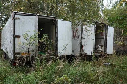 Opuszczone naczepy ciężarówek z budynkami - photo 15/26