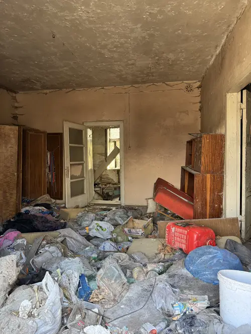 Opuszczony dom z samochodami - photo 1/7