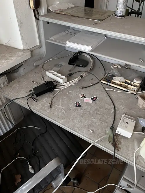 Opuszczona fabryka manekinów i rekwizytów reklamowych - photo 55/137