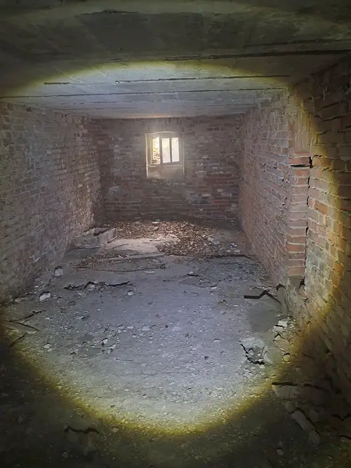 Opuszczona stajnia, Gorzyce