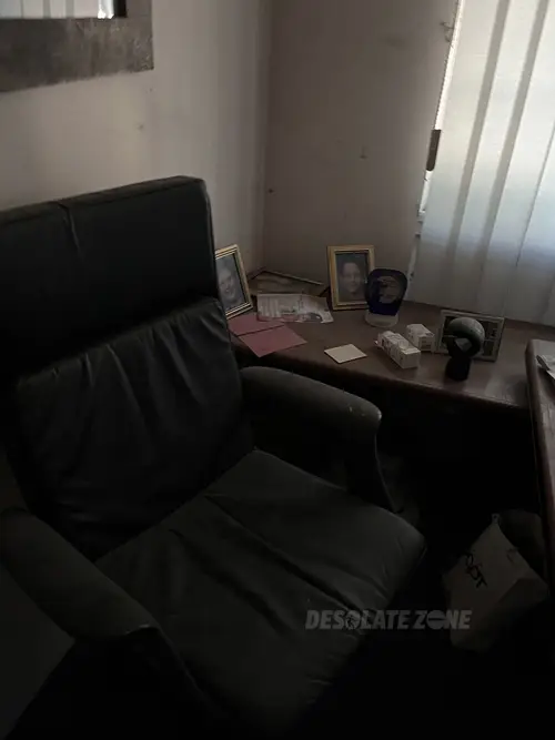 Opuszczona fabryka manekinów i rekwizytów reklamowych - photo 48/137