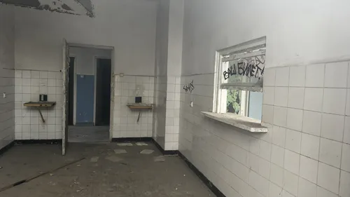 Opuszczony budynek z halą