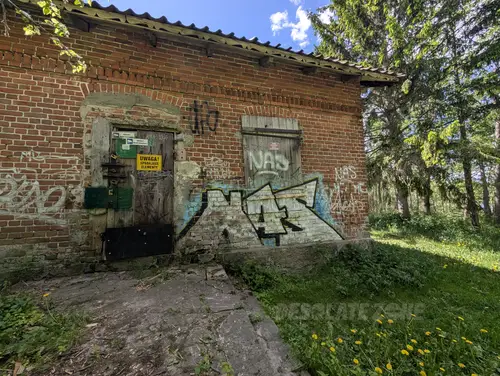 Opuszczony budynek przy jeziorze zgniłek - zdjęcie 4/10