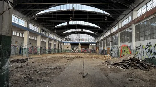 Opuszczony budynek z halą