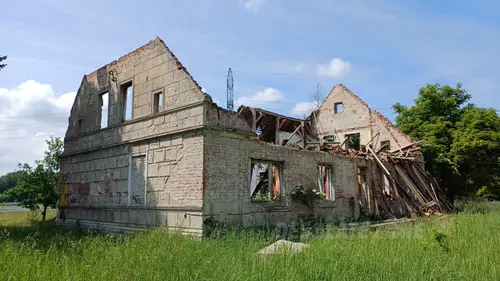 Opuszczone zabudowania - zdjęcie 1/8