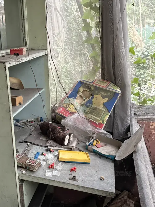 Opuszczony dom z samochodami - photo 3/7