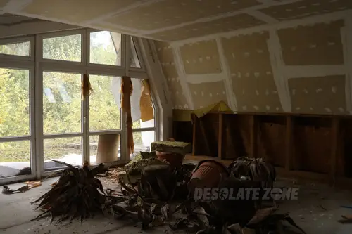 Opuszczone naczepy ciężarówek z budynkami - photo 7/26