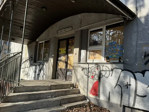 Dwie opuszczone kamienice na osiedlu