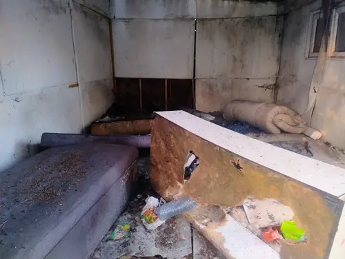 Opuszczony mały budynek