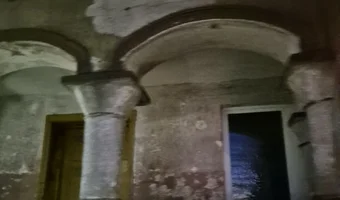 Częściowo opuszczony budynek