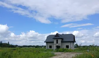 Niedokończony domek z stodołą