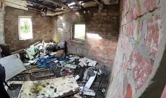 Opuszczony dom na skraju lasu