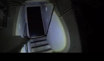 Zewnętrzne wejście do piwnicy pod blokiem