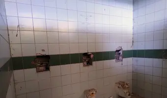 Opuszczona stacja benzynowa i McDonald's