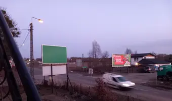 Opuszczony domek z garażem