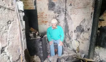 Opuszczony dom z czymś przypominającym pomnik
