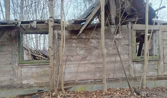 Gospodarstwo i zniszczony domek - zdjęcie 2/4