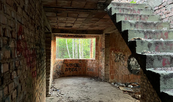 Niedokończona willa z garażem