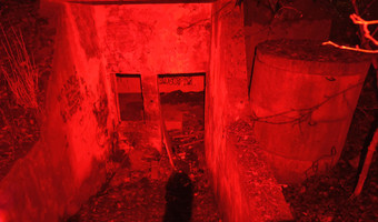 Schron obok pociągów