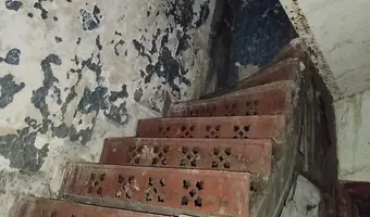 Kamienica z kupą wyposażenia
