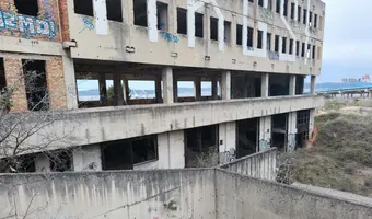 Duży niedokończony budynek koło portu zadar - zdjęcie 3/4