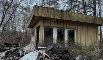 Stróżówka dawnego złomowiska samochodów