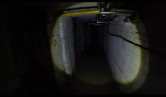 Zewnętrzne wejście do piwnicy pod blokiem