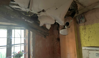 Mały opuszczony domek