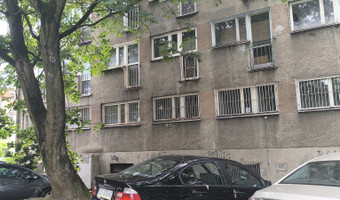 Opuszczony dobrze zachowany blok.