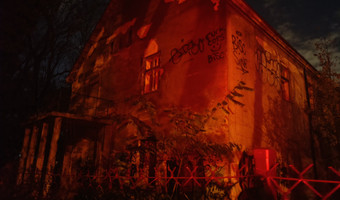 Spalone domy w parku,